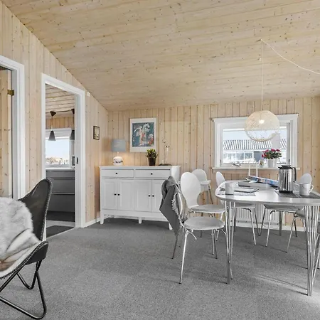 2 Bedroom Lovely In 別荘